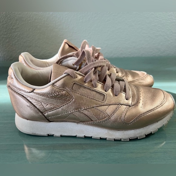 Reebok Classic Leather Melted Metal
Pearl/Rose Gold Metallic Sneakers - Picture 7 of 15